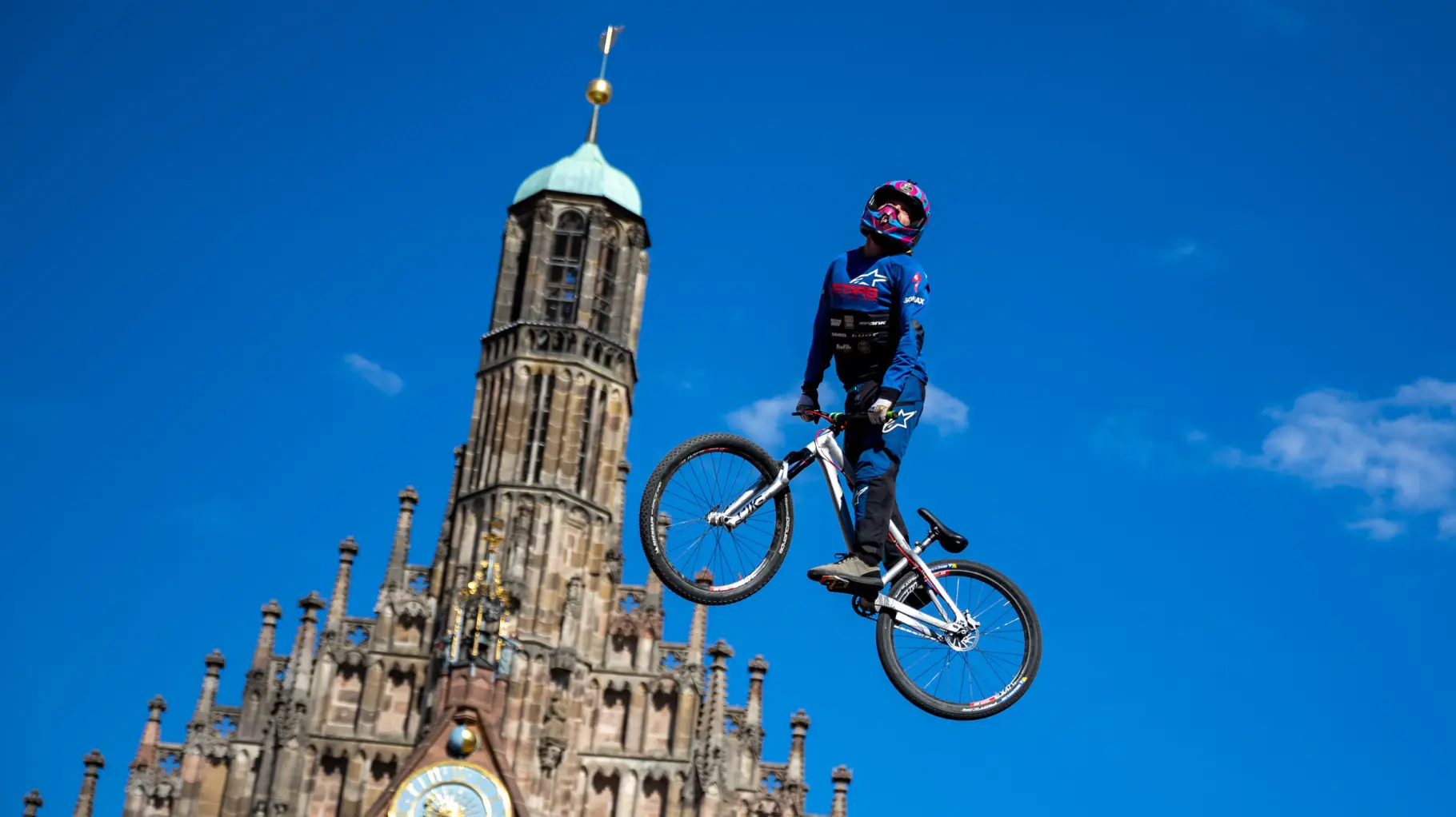Urban slopestyle rider voor Red Bull District Ride 2026 in Groningen