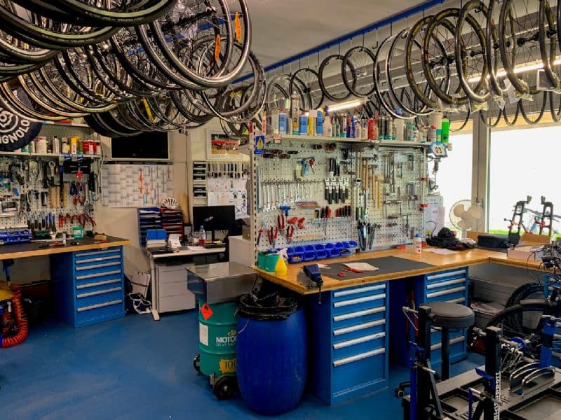 Fietsmonteur die een tune-up uitvoert voor District Ride week